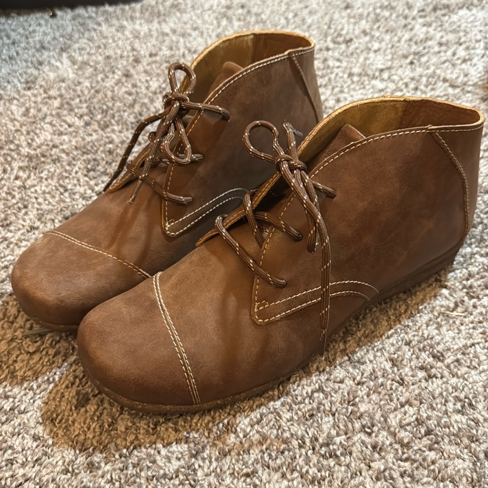 b.o.c. Size 11 Born Sabelle Booties Ankle Boots Tan Lace-Up NWOT